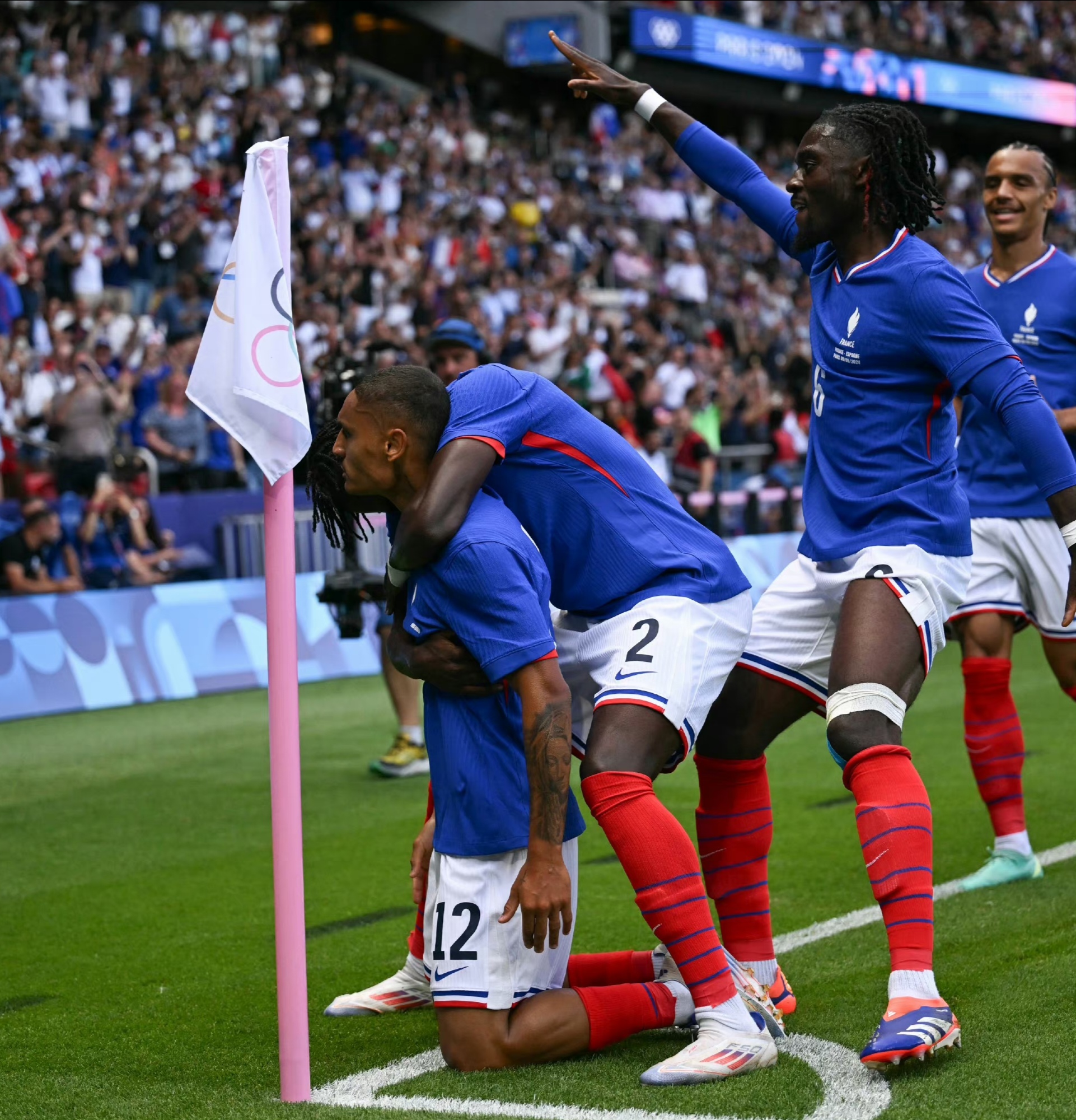 芒果体育 -葡萄牙体育训练开放日，清晨绝杀压哨引欢呼，德甲在即，团队化学反应显著 