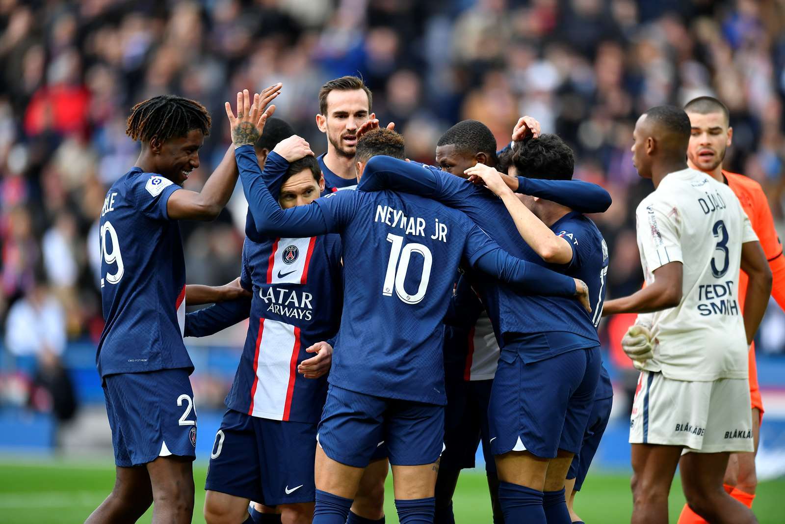 芒果app下载 -赛地聚焦——葡超冲刺阶段热度飙升；西汉姆伤情更新；底气十足；纪律约束更严格的简单介绍